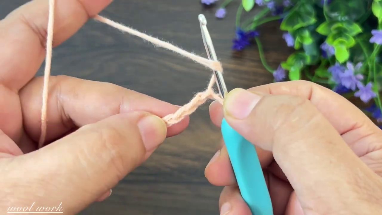 Một người đàn ông trong bộ vest đang đổ mồ hôi trán, ta y bấu chặt và o ghế trong phòng họp, xung qua nh là các đồ ng nghiệp đang chăm chú nhìn.
