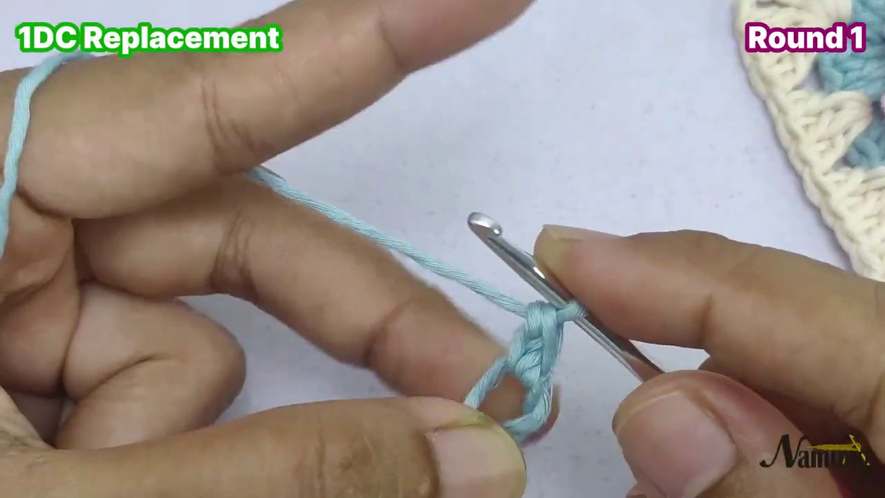 Màn hình hiển thị dòng chữ "(1DC+2CH)7x" và "Round 1" khi đôi ta y bắt đầu thực hiện các mũi kép.
