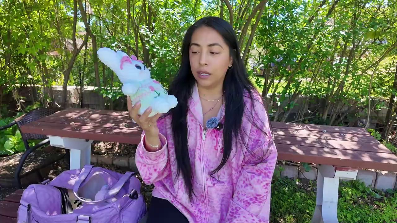Bé công chúa len với mái tóc và ng và chiếc nơ xinh xắn đã hoàn thiện.