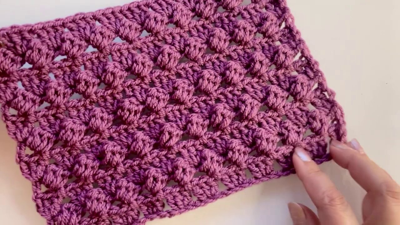 Thao tác móc mũi half double crochet đầu tiên trên hàng cơ sở.