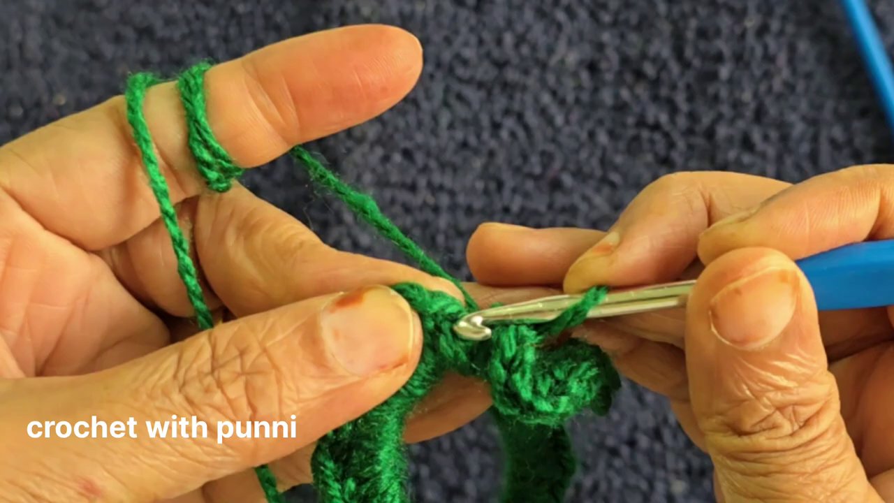 Cận cảnh một họa tiết móc len với các mũi kép và mũi bính đan xen tạo thành hình học.