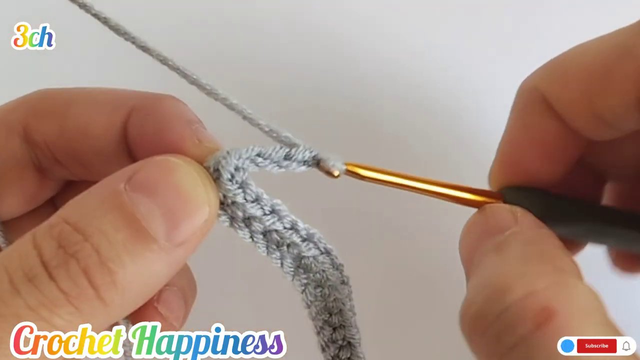 Tay phải luồn kim và o vòng mới, ta y trái giữ vững phần đan đã hoàn thiện.