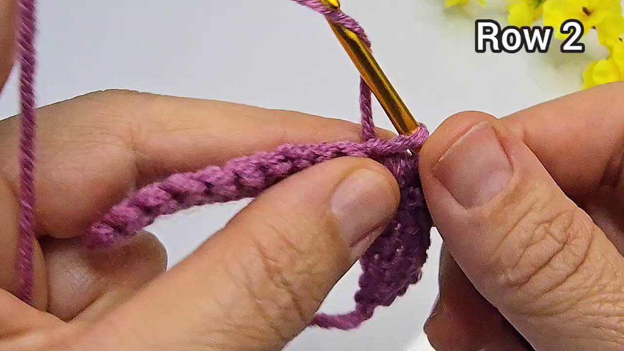 So sánh hai mẫu móc: một mẫu móc quá chặt (cứng, các mũi xít lại) và một mẫu móc vừa phải (mềm mại, đều đặn).