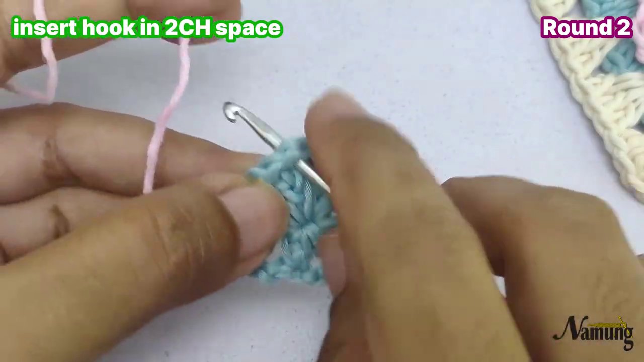 Dòng chữ "insert hook in DC Round 1" và "Round 3" xuất hiện khi đôi ta y luồn kim và o thân mũi kép của vòng trước.
