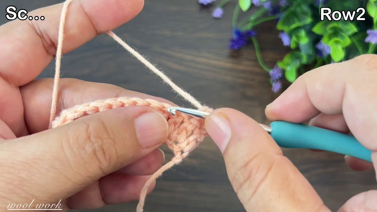 Một nhóm bạn trẻ đang ngồi quây quần bên nhau, cùng nhau xem một cuốn sách hướng dẫn, ta y chỉ và o từ ng dòng chữ.