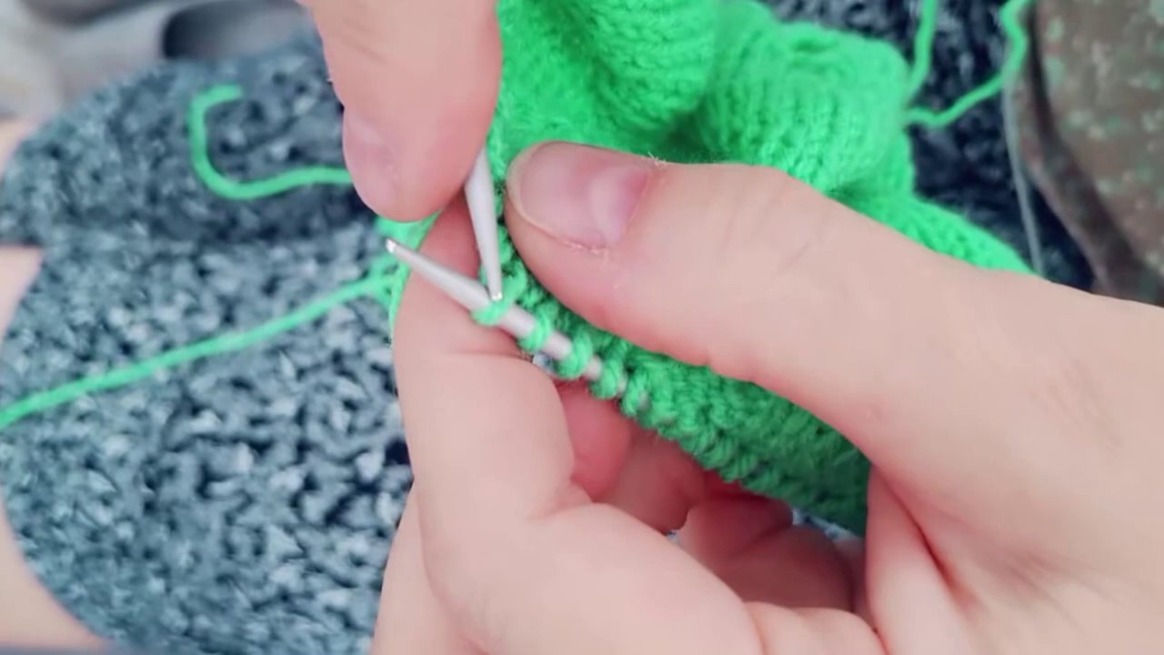 Một chiếc khăn quàng cổ móc len đơn giản, các mũi móc chưa đều như ng trông rất ấm áp.