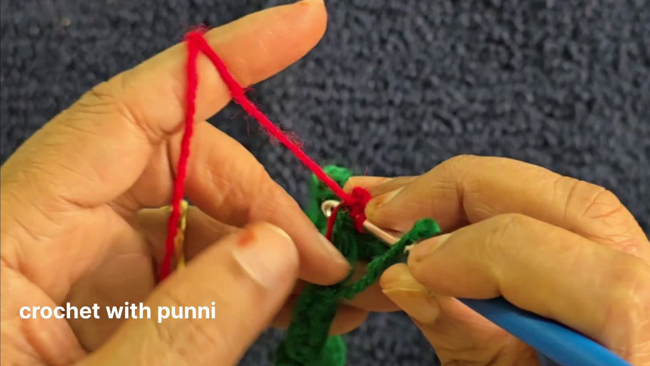 Những chú bướm len nhiều màu sắc được móc hoàn chỉnh, trông rất sống động.