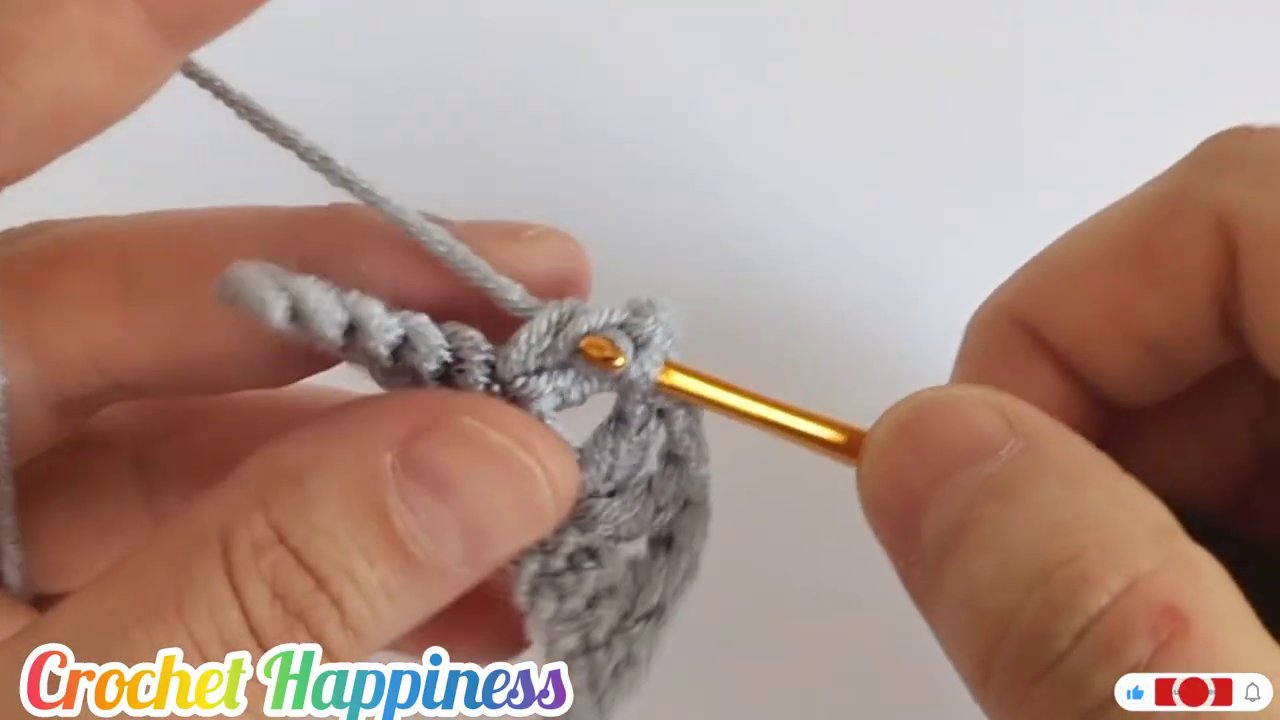 Tay trái điều chỉnh nhẹ các vòng đan, ta y phải tiếp tục móc không ngừng nghỉ.