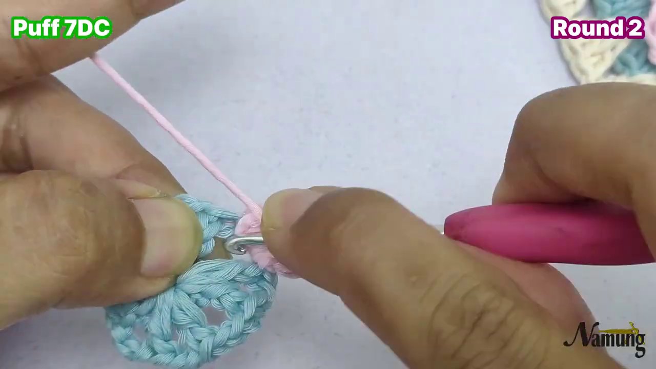 Đôi ta y móc len màu xanh nhạt và o vòng 3, với dòng chữ "Round 4" hiển thị rõ ràng.