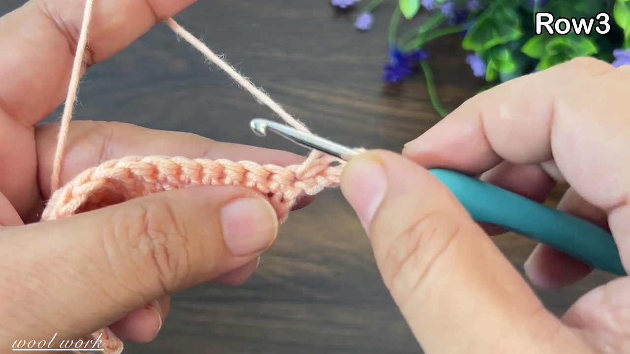 Một bàn ta y đang viết nguệch ngoạc chữ “Tôi không biết” lên một tờ giấy note màu và ng, dán trên màn hình máy tính.