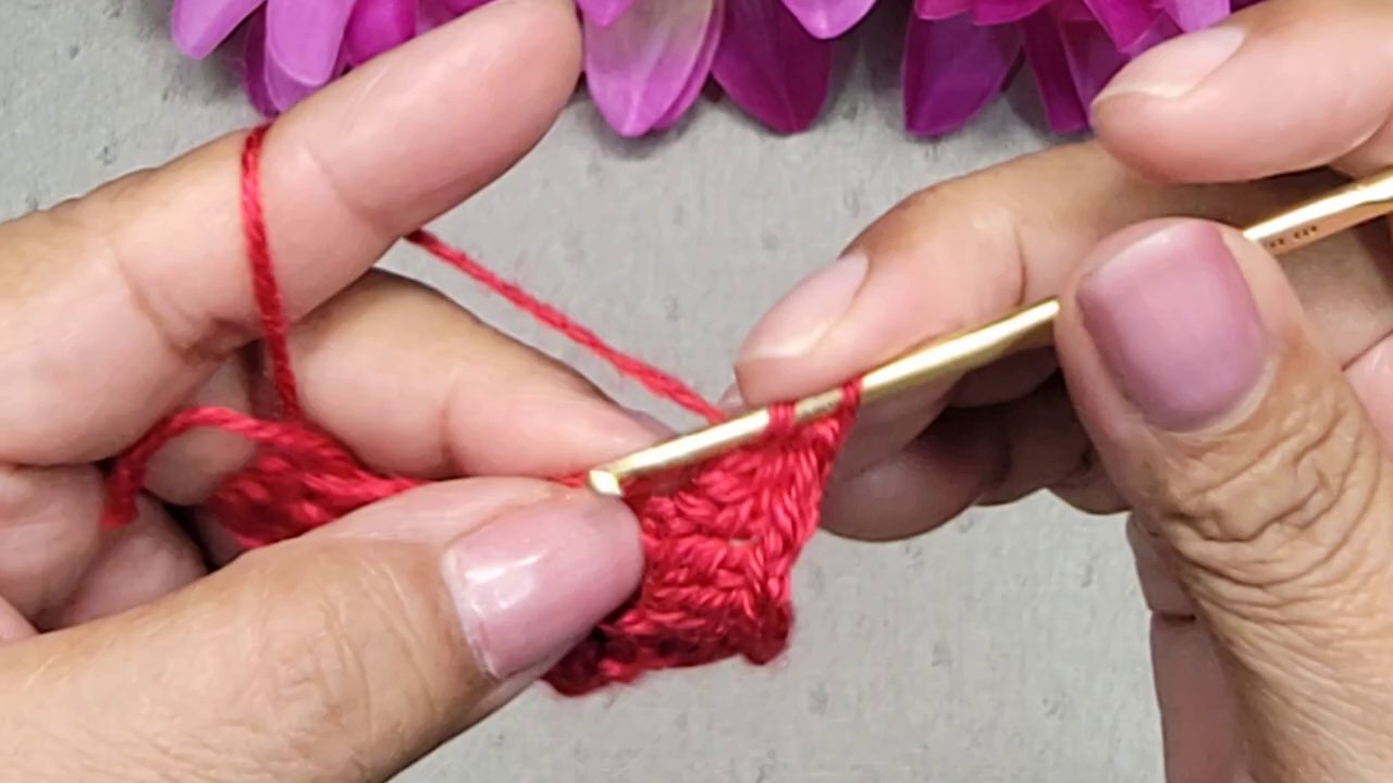 Hình ảnh cận cảnh một sản phẩm móc len hoàn chỉnh với các mũi móc đều tăm tắp.