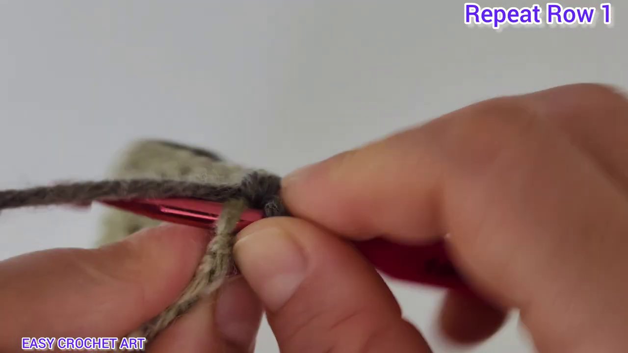 Các dụng cụ cần thiết: móc crochet, len, kéo, và marker.