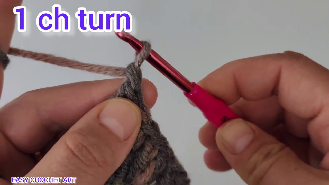 Tấm chăn được trải trên giường, tạo cảm giác ấm cúng.