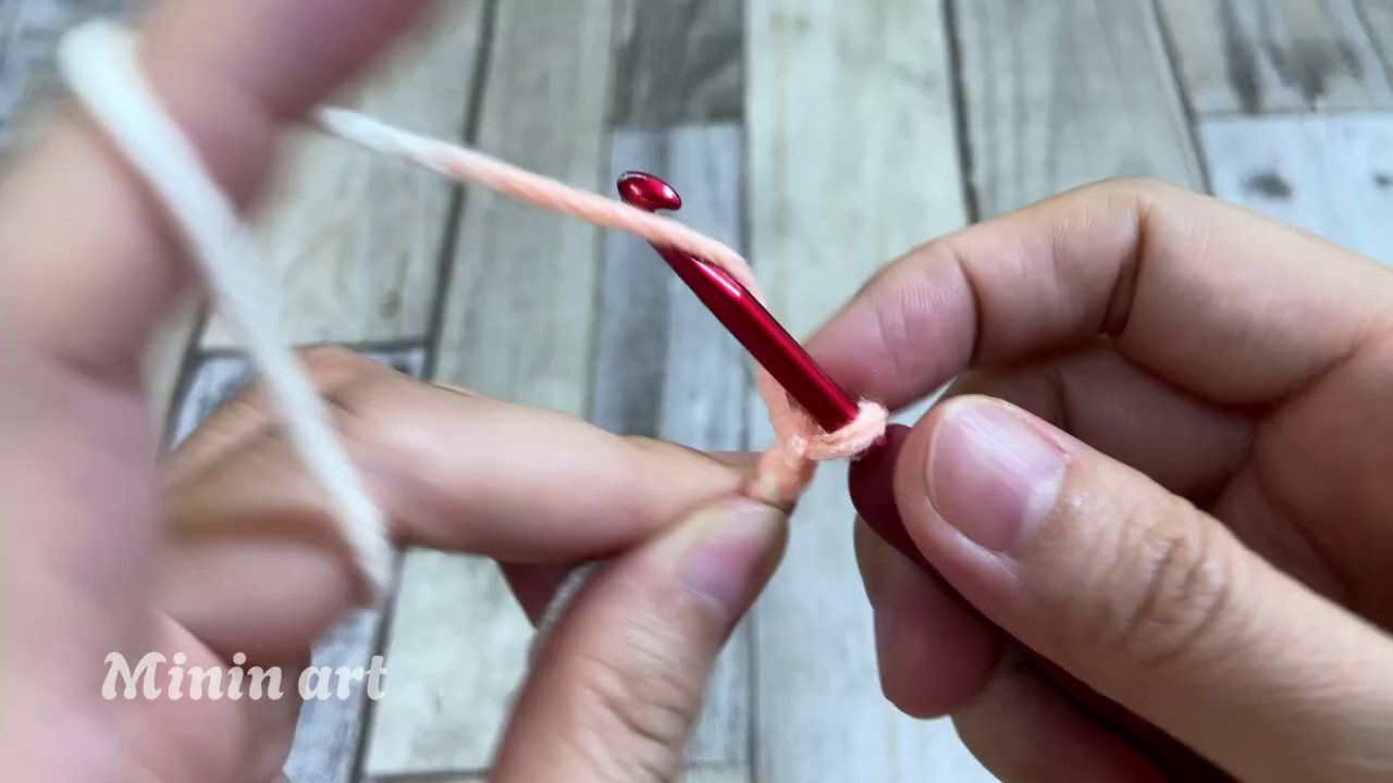 Một góc học tập với sách vở và một tờ giấy ghi chú các thì tiếng Anh.