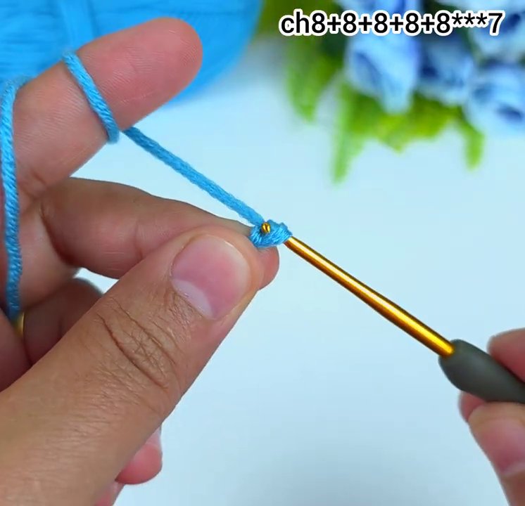 Hai mẫu len nhỏ được móc với hai tổ hợp mũi kép khác nhau, một bên là 3ch+dc, một bên là dc+2ch+1dc, cho thấy sự khác biệt về kết cấu.