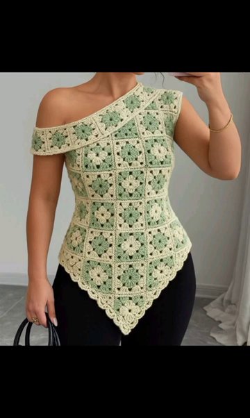 Những cuộn len nhiều màu sắc được sắp xếp ngay ngắn trên bàn là m việc.