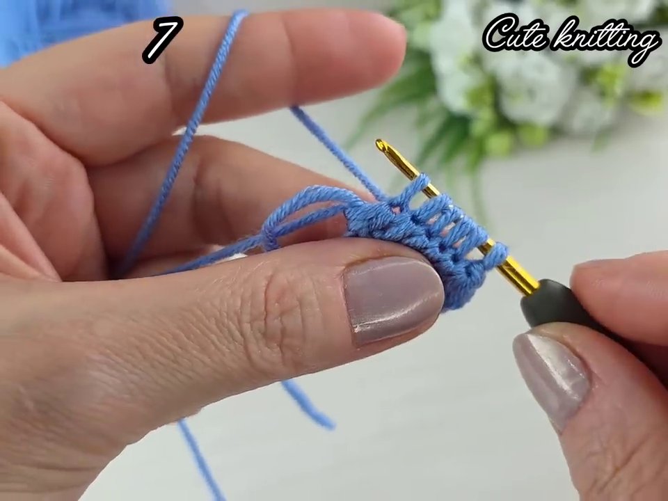 Cận cảnh một góc của tấm chăn đang móc dở, cho thấy kết cấu của các mũi móc đều tăm tắp.