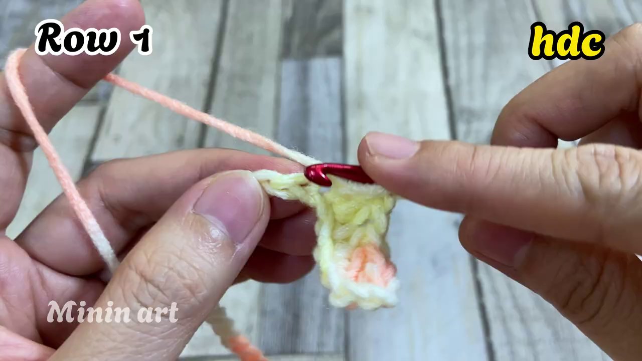 Một người đang cầm tách cà phê, bên cạnh là cuốn sổ ghi chú tiếng Anh.