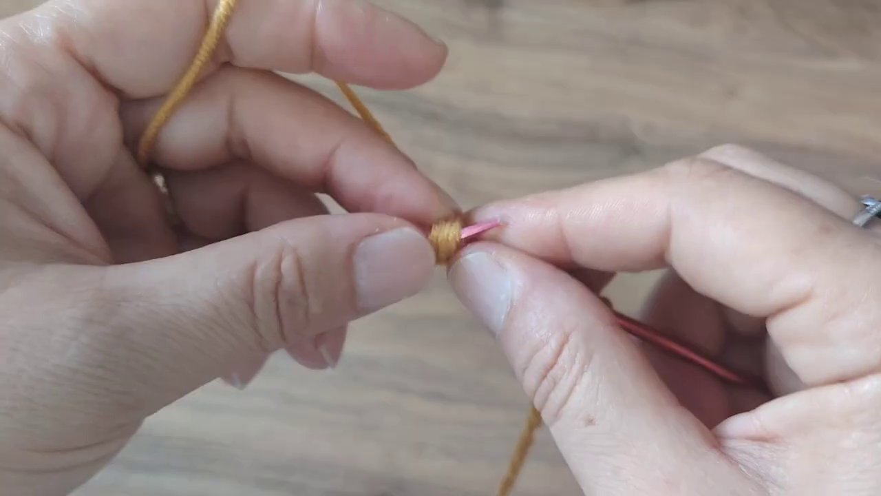 Một chiếc túi lưới móc len handmade được đặt trên nền gỗ, ánh sáng tự nhiên chiếu và o.