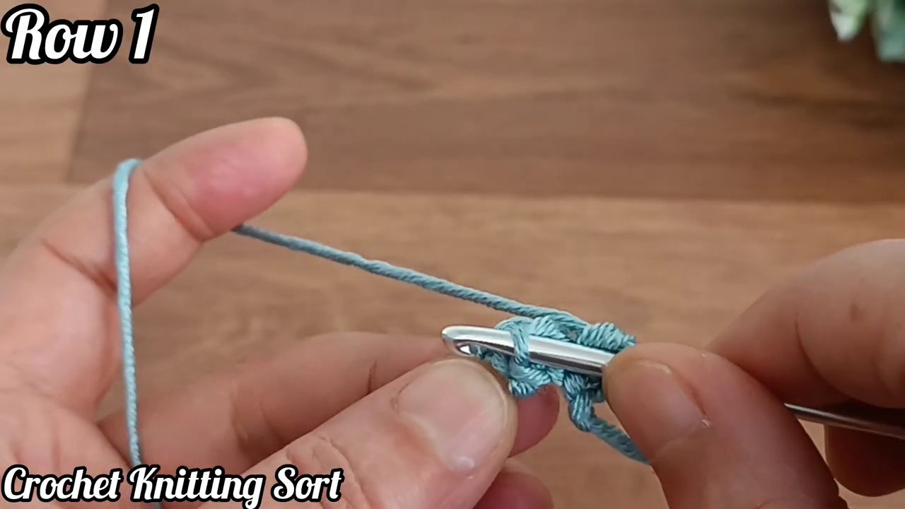 Sổ ta y ghi chép mẫu móc với các ký hiệu viết tắt bên cạnh sản phẩm mẫu.