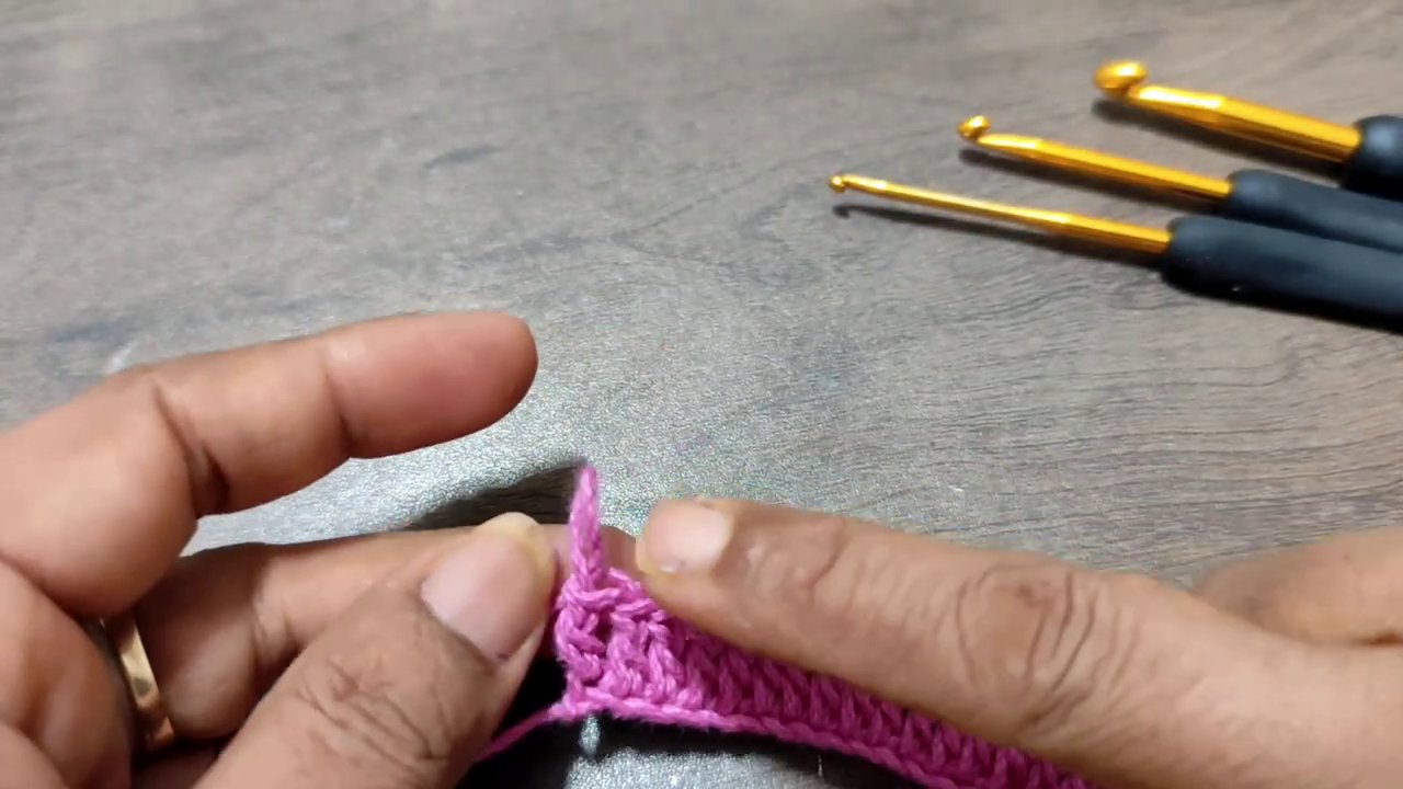 Một marker nhỏ màu hồng được kẹp và o mũi đầu tiên của hàng móc, giúp dễ dàng nhận biết.