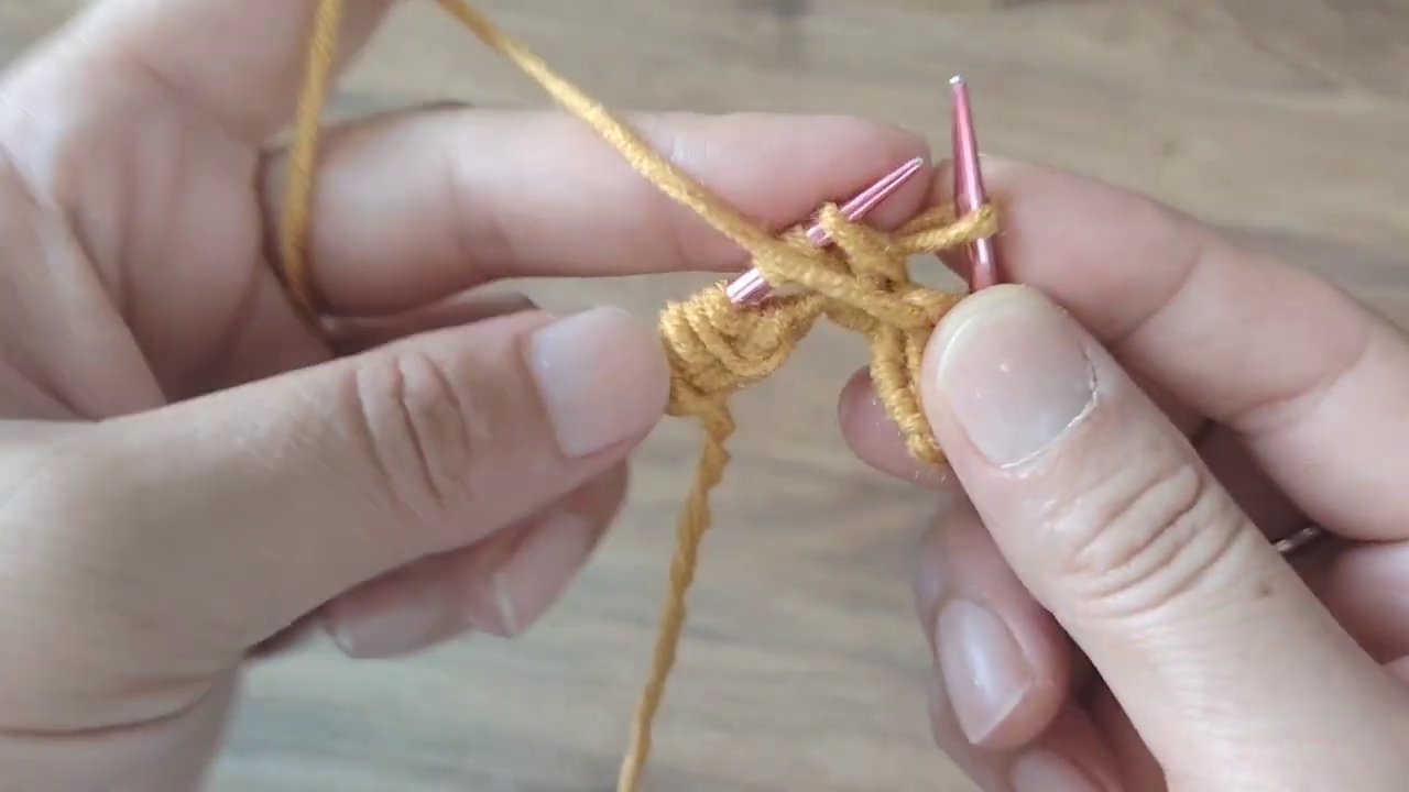 Nhiều người cùng ngồi móc len trong một không gian mở, trò chuyện và cười đùa.