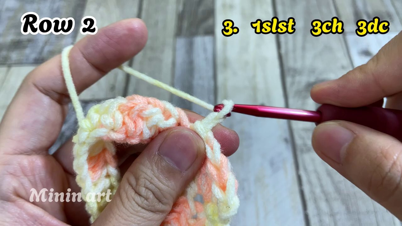 Một cuốn nhật ký nhỏ mở trang có viết ta y ba câu tiếng Anh ở ba thì khác nhau.