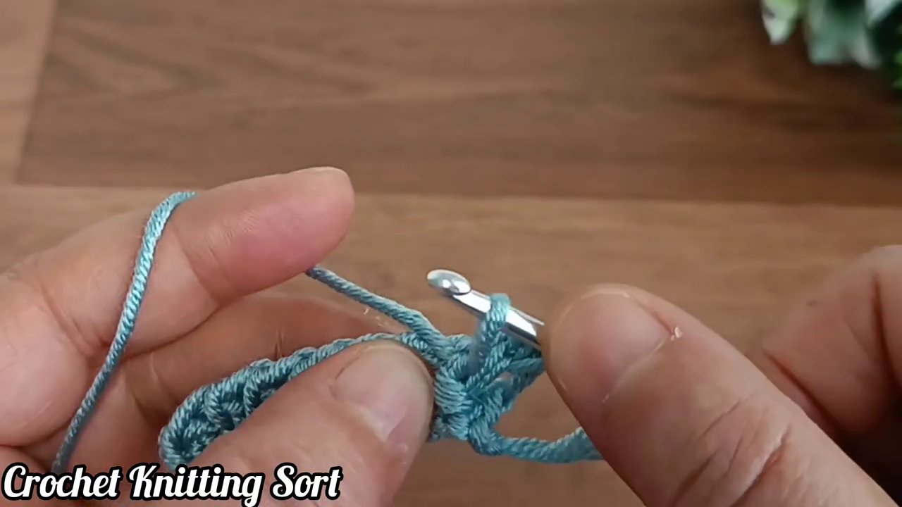 So sánh hai mảnh len: một mảnh mũi đều đặn, một mảnh mũi lỏng lẻo không đồ ng nhất.