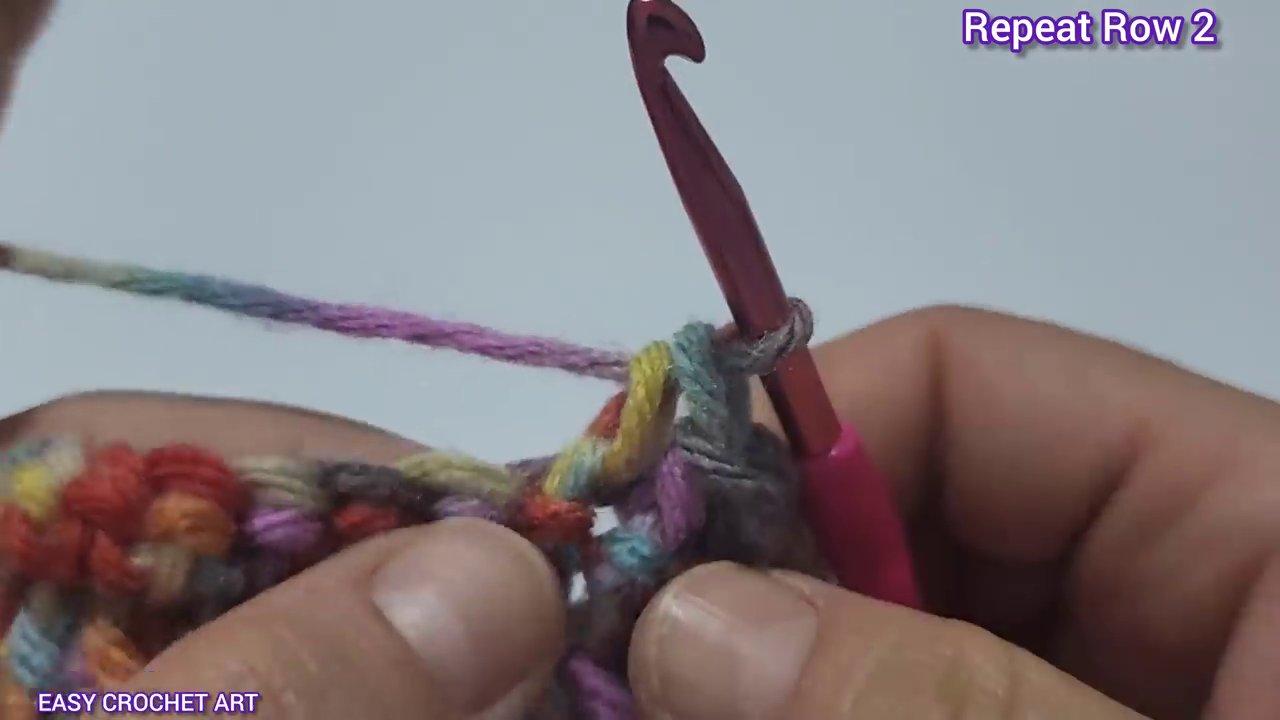 Một con thú bông amigurumi được móc hoàn chỉnh, với các chi tiết cân đối và đẹp mắt.