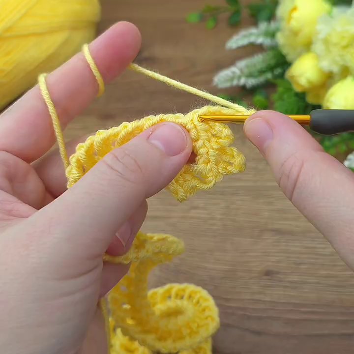 Một chiếc khăn cho àng nhẹ nhàng với họa tiết chữ V, được móc từ sợi len cotton màu pastel.