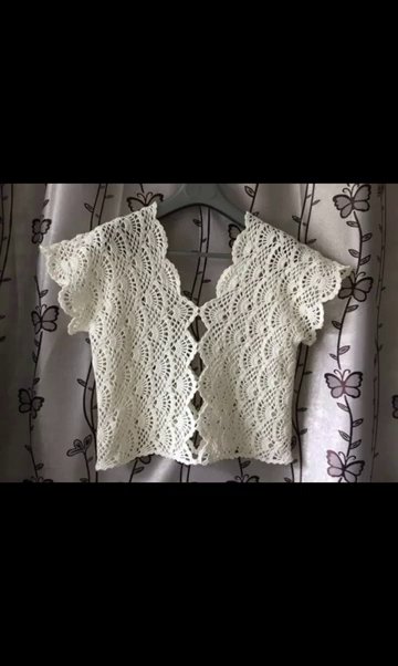 Các mẫu móc len được sắp xếp gọn gàng trên kệ, mỗi mẫu là một tác phẩm nghệ thuật nhỏ.