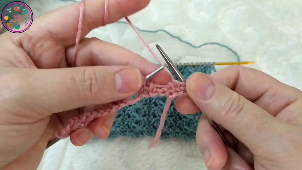 Bề mặt vải được tạo ra từ Mũi Chanh (Lemon Peel Stitch) với các mũi sc và dc xen kẽ, tạo kết cấu đặc biệt.