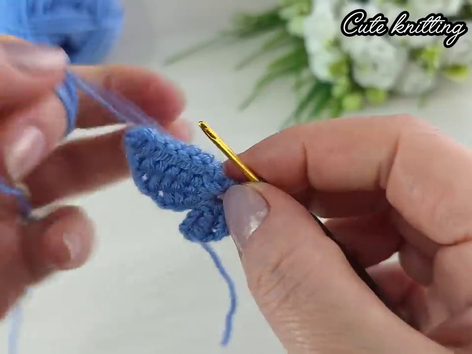 Nhiều loại kim móc len với kích cỡ khác nhau được đặt cạnh nhau.