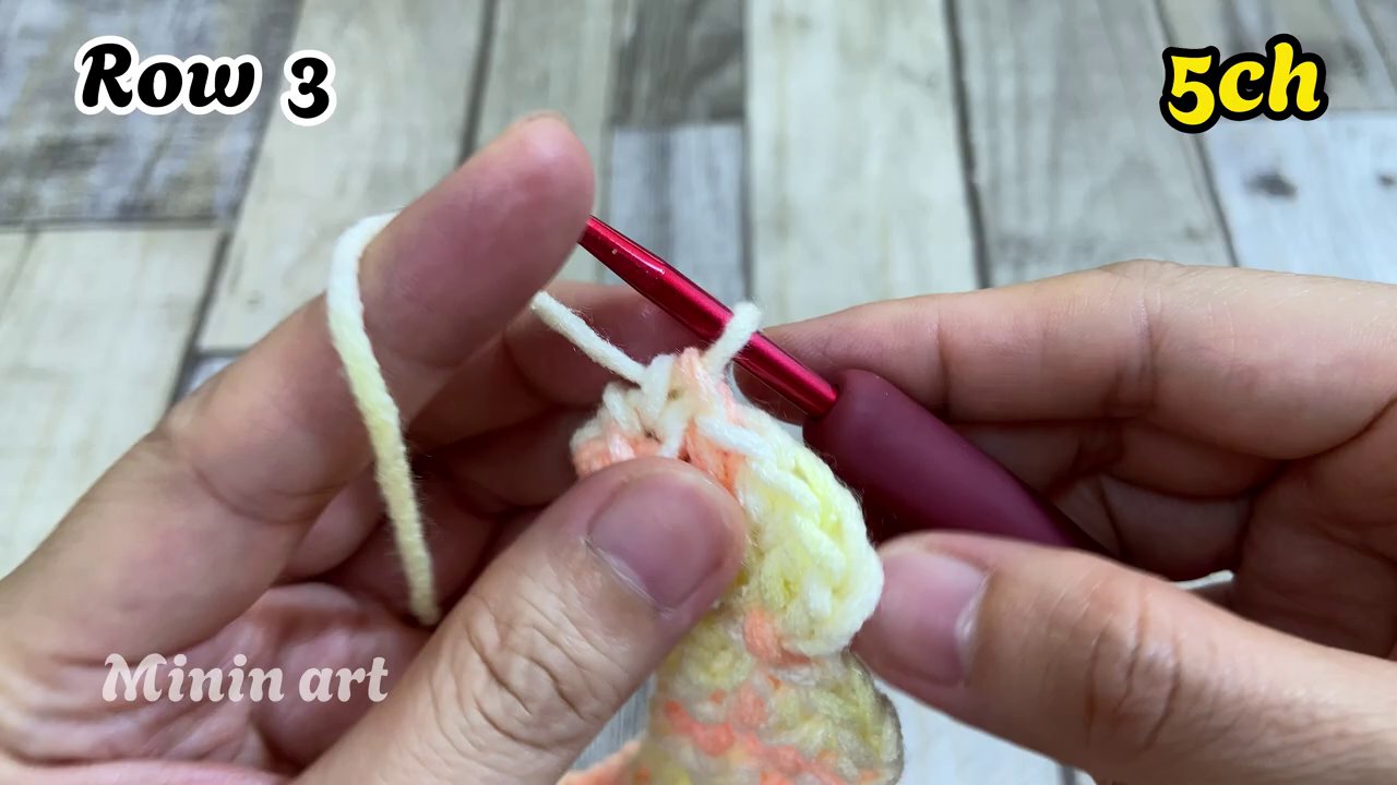 Một người đang nói chuyện trước gương, ta y cầm một tờ giấy ghi chú.