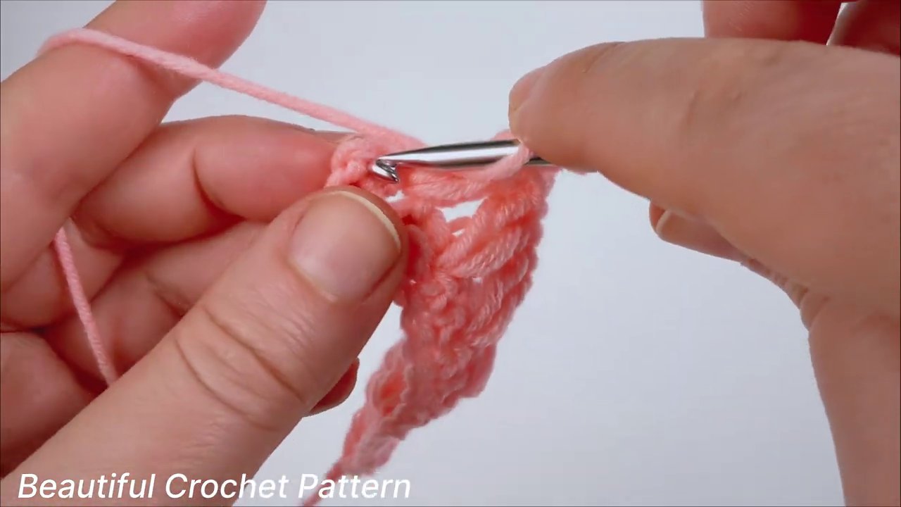 Đôi ta y cầm sản phẩm hoàn thiện, một biểu tượng của sự kiên nhẫn và tỉ mỉ.