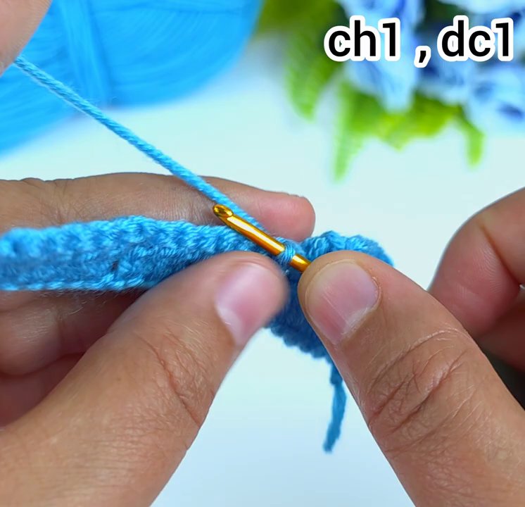 Một chiếc áo len trẻ em móc từ len sợi, phần thân áo đặc, phần ta y áo có họa tiết thoáng, tạo sự tương phản thú vị.