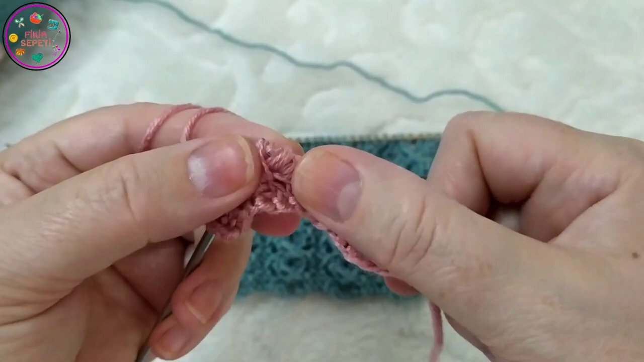 Một chiếc túi lưới móc len hoàn chỉnh, cho thấy cấu trúc ô lưới được tạo từ các mũi kép và mũi bính.