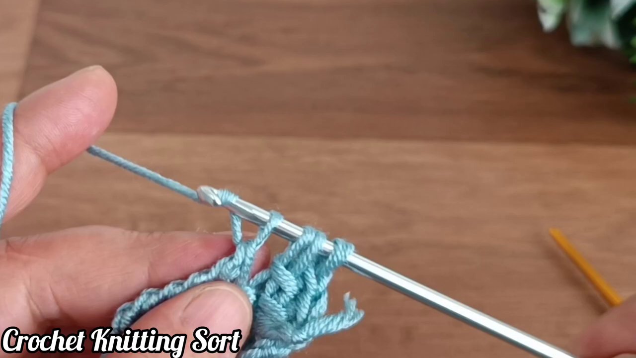 Một nhóm bạn cùng nhau móc len trong không gian ấm cúng.