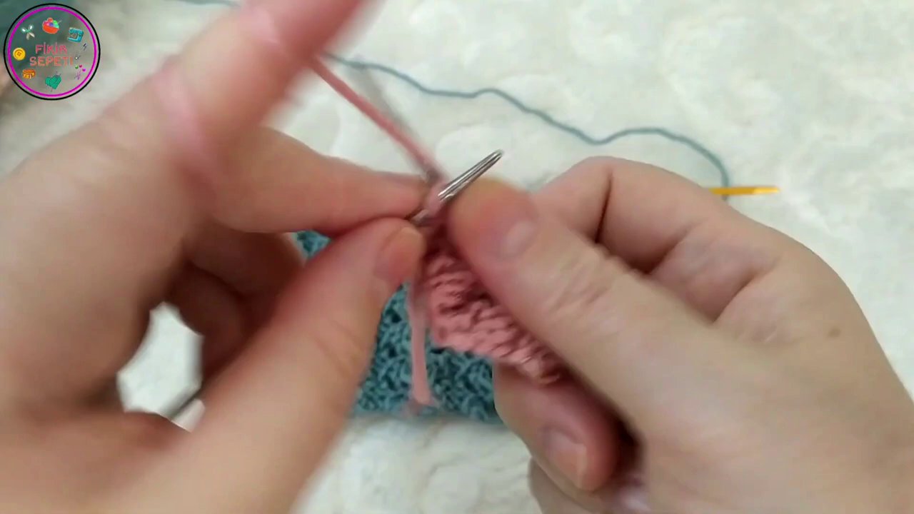 Một tấm vải móc bị méo do thiếu mũi ở đầu hàng, được đánh dấu để chỉ ra lỗi.